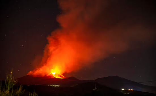 Núi lửa Etna phun trào, sân bay Catania ở vùng Sicily phải đóng cửa