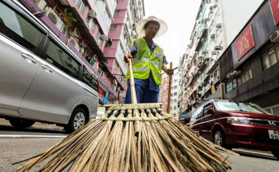 Người lao động Hong Kong (Trung Quốc) chật vật dưới nắng nóng