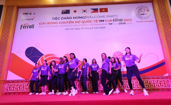 VTV Cup Ferroli 2023: Nữ VĐV bóng chuyền Hàn Quốc và Philippines hào hứng nhảy điệu ‘See tình’