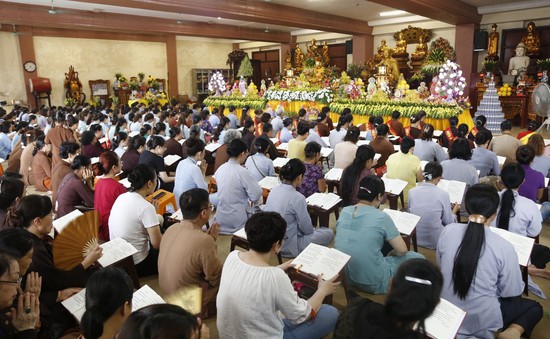 Hàng nghìn người dự Lễ hội thắp sáng tri ân tại Ninh Bình nhân mùa Vu lan 2023