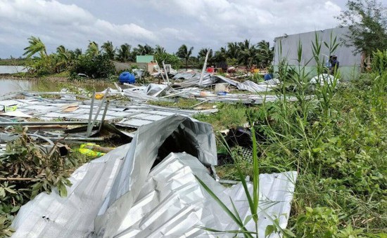 Hỗ trợ các gia đình bị thiệt hại do mưa kèm dông lốc tại Cà Mau, Kiên Giang