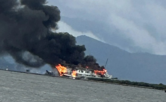 Cháy tàu du lịch trên biển Hải Phòng, 6 người thoát nạn