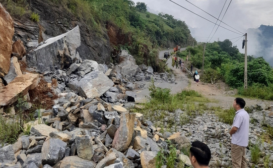 Sạt lở đất gây ách tắc giao thông trên Quốc lộ 4D qua huyện Mường Khương