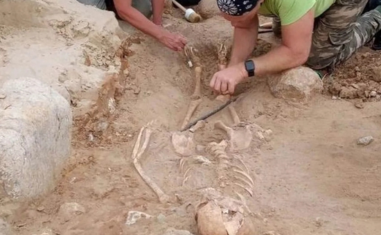 Kỳ lạ đứa trẻ "ma cà rồng" 400 tuổi bị chôn cất với chiếc khóa ở chân