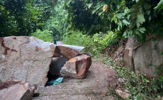 Khẩn trương khắc phục hậu quả sạt lở đá ở núi Ba Thê, An Giang