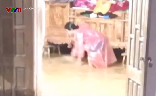 Nghệ An: Mưa lớn gây ngập, nhiều hộ dân thức trắng đêm chạy lụt