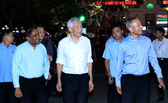 Thủ tướng Singapore Lý Hiển Long thưởng thức ẩm thực, dạo phố đi bộ Hồ Hoàn Kiếm