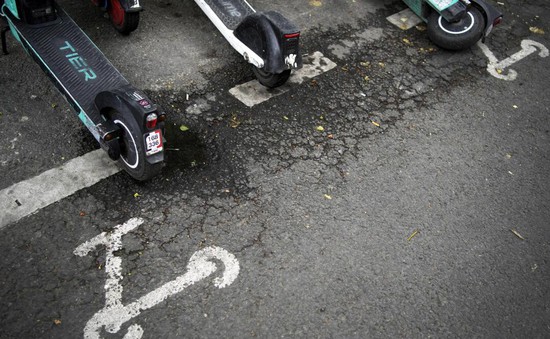 Pháp cấm cho thuê xe điện e-scooter tại Paris