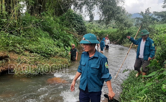 Tích cực tìm kiếm nạn nhân bị mất tích nghi do lũ cuốn tại Lào Cai