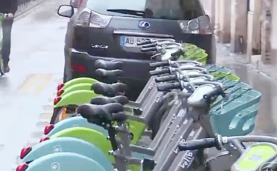 Xe đạp điện "lên ngôi" tại Paris