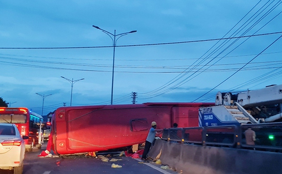 Quảng Bình: Xe khách gặp nạn trên quốc lộ, 5 người bị thương