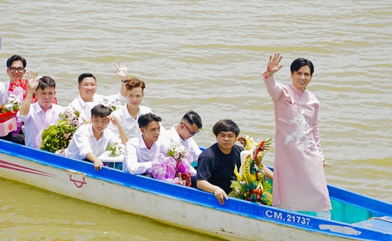 Hồ Quang Hiếu đi thuyền hỏi cưới vợ, Hari Won hợp tác cùng thành viên nhóm H.O.T
