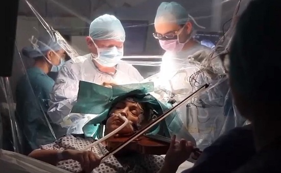 Bệnh nhân chơi vĩ cầm khi đang được phẫu thuật não