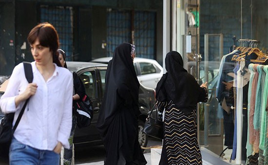 Iran: Phụ nữ không đội khăn trùm đầu hijab phải điều trị tâm lý