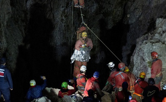 Giải cứu thành công nhà thám hiểm hang động mắc kẹt ở độ sâu 1.000 mét