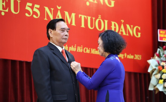 Trao tặng huy hiệu 55 năm tuổi Đảng cho ông Lê Hồng Anh