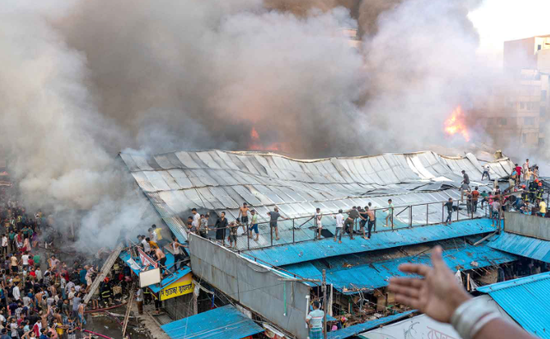 Hàng trăm cửa hàng bị thiêu rụi trong vụ cháy chợ ở Bangladesh