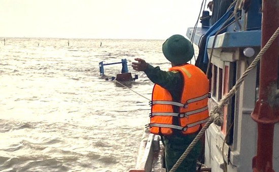 2 thuyền viên gặp nạn trên biển Cà Mau được cứu hộ kịp thời
