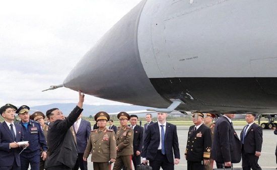 Ông Kim Jong-un tham quan vũ khí tối tân của Nga