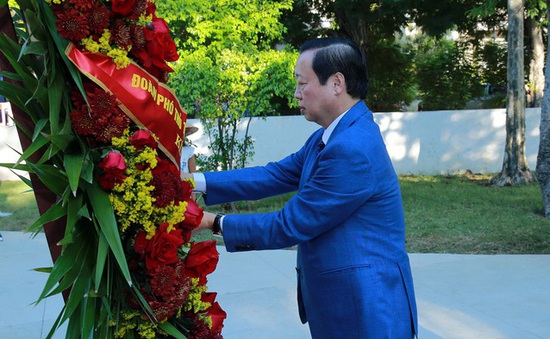 Phó Thủ tướng Trần Hồng Hà dâng hoa tưởng niệm tại Công viên Hồ Chí Minh