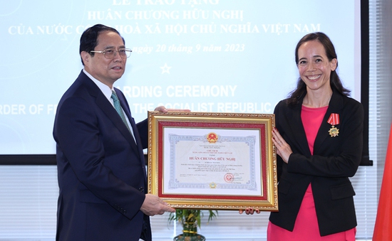 Thủ tướng trao huân chương cao quý cho Giám đốc Chương trình toàn cầu về tiêm chủng