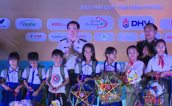 "Trăng thu biên cương" đến với hàng ngàn trẻ em trên đảo Phú Quý