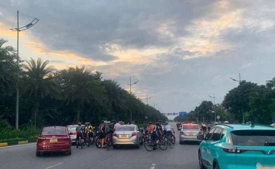 Hà Nội: Nhóm người đi xe đạp vào đường cấm còn quây kín, đe dọa tài xế ô tô