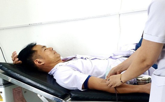Nhân viên y tế hiến máu cứu sản phụ đờ tử cung sau sinh