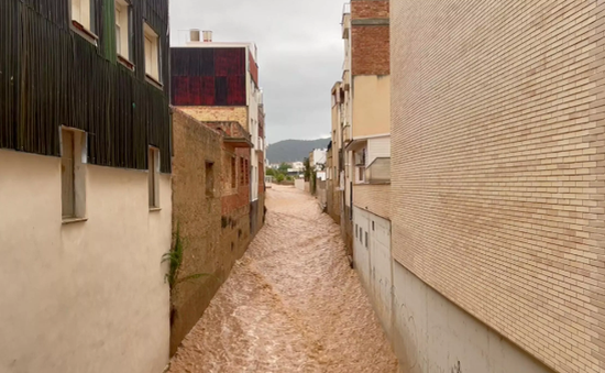 Người dân Madrid được khuyến cáo ở trong nhà khi mưa xối xả trút xuống Tây Ban Nha