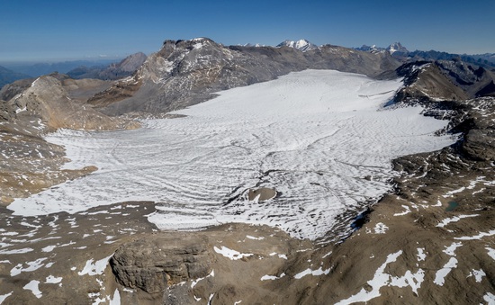 Thụy Sĩ đo lượng sông băng tan chảy sau mùa hè
