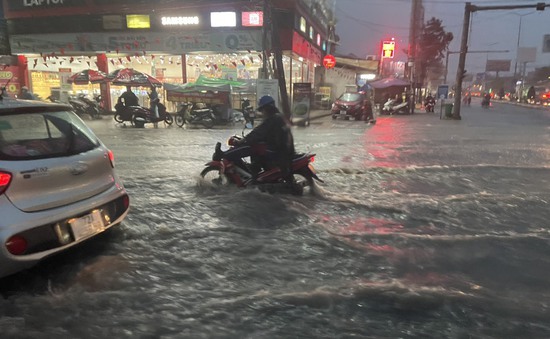 Bà Rịa - Vũng Tàu: Quốc lộ 51 ngập nặng sau trận mưa lớn