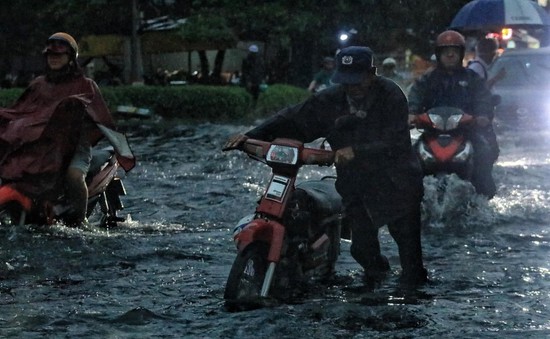Mưa lớn, nhiều tuyến đường ở TP Hồ Chí Minh, Đồng Nai ngập sâu
