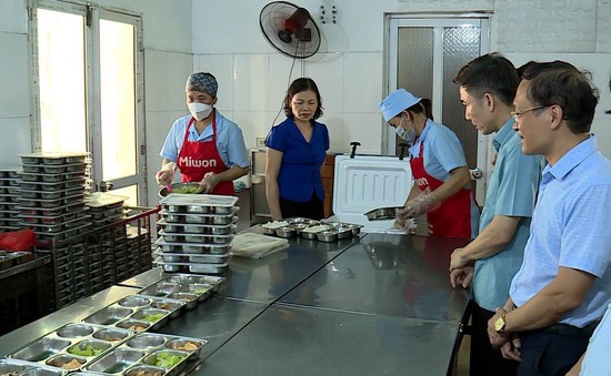 TP Hồ Chí Minh: Ra quân kiểm tra vệ sinh an toàn thực phẩm bếp ăn trường học