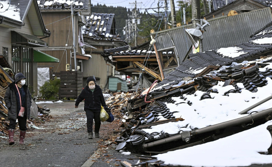 Thủ tướng Nhật Bản thăm khu vực xảy ra động đất, tăng cường nỗ lực cứu trợ