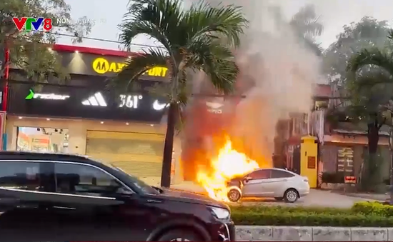 Xe ô tô con bất ngờ bốc cháy khi đang lưu thông