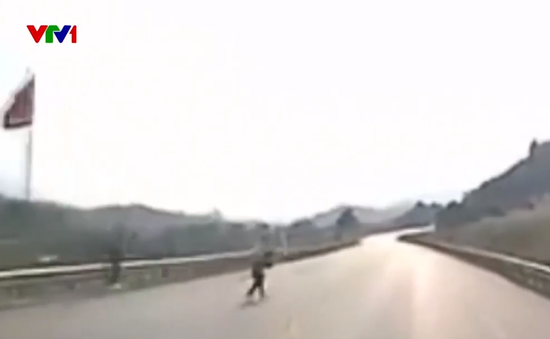 Nguy hiểm đón, trả khách giữa cao tốc Hà Nội - Lào Cai