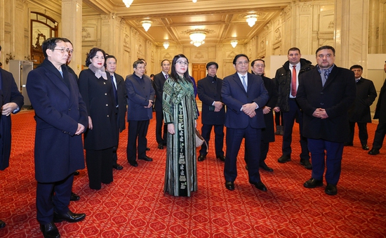 Thủ tướng Phạm Minh Chính tham quan Tòa nhà Quốc hội Romania