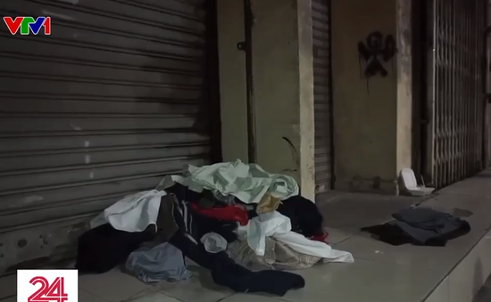 Người "vô gia cư" vứt lại đồ ăn, quần áo cũ, mang bán quà từ thiện