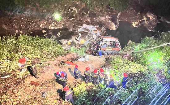 Hiện trường kinh hoàng vụ xe khách chở 22 người lao xuống vực ở Đà Nẵng