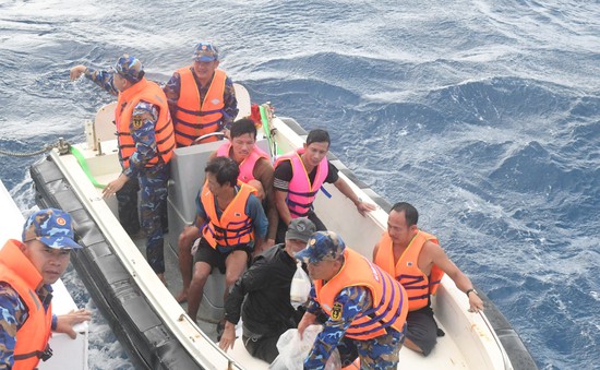 Tàu Hải quân cứu 5 ngư dân trên tàu cá bị sóng đánh chìm