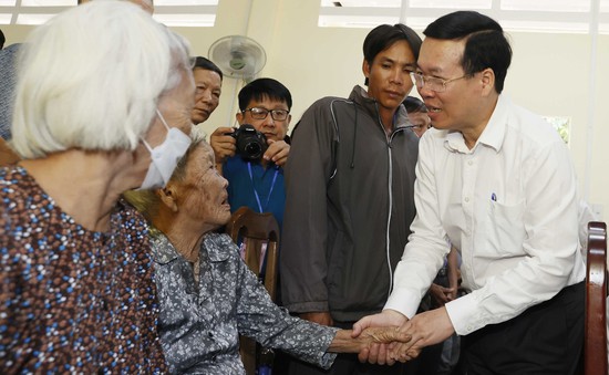 Chủ tịch nước thăm, tặng quà Tết nhân dân vùng biên giới tỉnh Đồng Tháp