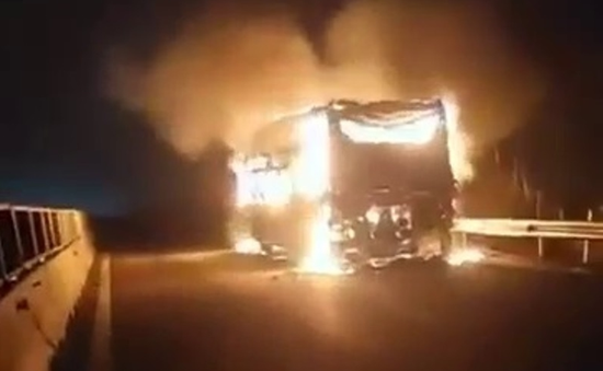 Xe khách bốc cháy trên cao tốc Nghi Sơn - Diễn Châu