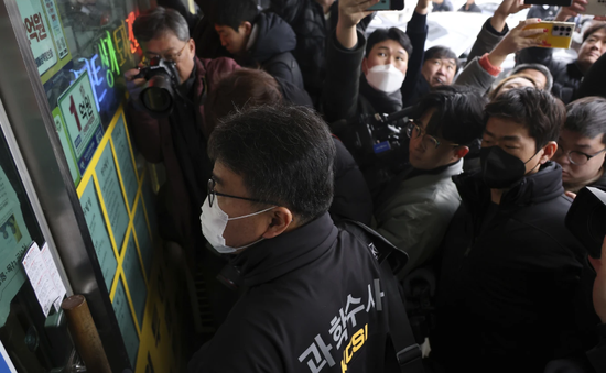 Cảnh sát Hàn Quốc đột kích nhà của nghi phạm đâm vào cổ lãnh đạo phe đối lập