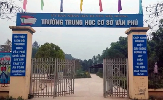 Vụ học sinh xúc phạm cô giáo ở Tuyên Quang: Điều chuyển hiệu trưởng, kỷ luật cảnh cáo cô giáo