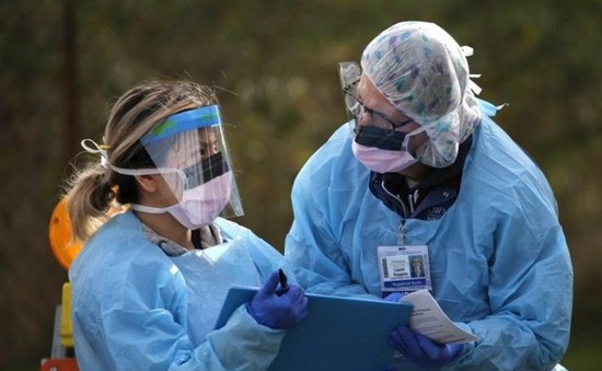 Dịch COVID-19, bệnh cúm bùng phát, nhiều bệnh viện ở Mỹ yêu cầu đeo khẩu trang trở lại