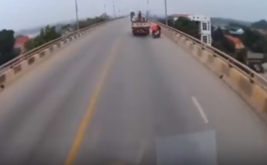 Ô tô tải đánh lái chèn ngã xe máy trên cầu rồi bỏ chạy