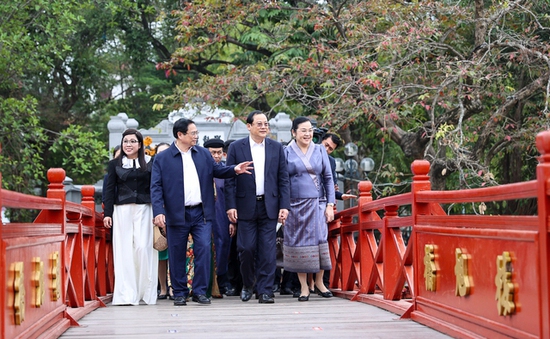 Thủ tướng Phạm Minh Chính, Thủ tướng Lào cùng 2 Phu nhân thăm đền Ngọc Sơn, hồ Hoàn Kiếm
