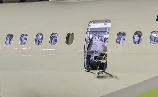 Mỹ điều tra vụ máy bay bị bung cửa sổ khi đang bay