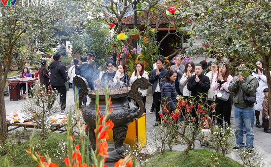 Người dân Hà Nội nô nức đi lễ chùa cầu an ngày mùng 1 Tết
