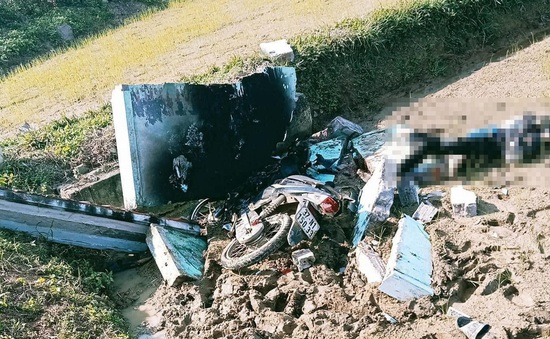 Xe máy bốc cháy sau khi đâm đổ cổng bê tông, một người tử vong